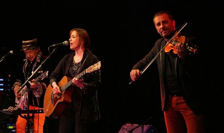 Suzanne Vega je v esku astým hostem. Snímek pochází z vystoupení ped temi lety v Praze.