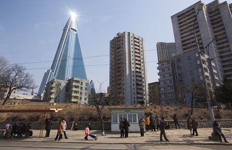 Hotel Ryugyong v severokorejskm Pchjongjangu by se ml pt rok otvrat. K...