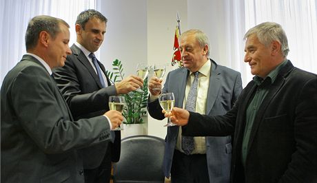 Václav Kuera (zprava) si pipíjí s komunistou Petrem Braným, hejtmanem Jiím Zimolou a Jaromírem Slívou z SSD po podepsání koaliní smlouvy. Kraji vládnou tyto dv strany.