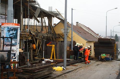 V Brn-aboveskách se ve tvrtek odpoledne zítil strop, jeden dlník se zranil