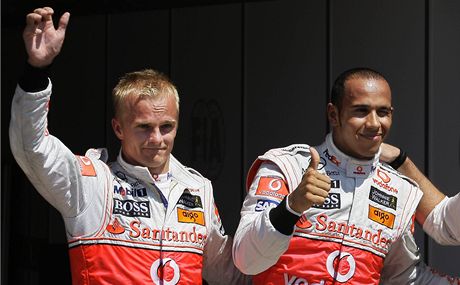 SPOLU V MCLARENU. Heikki Kovalainen (vlevo) a Lewis Hamilton v roce 2008, kdy