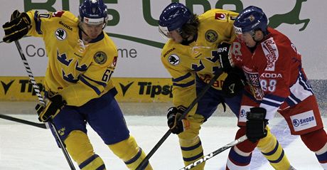 védtí hokejisté v pesile proti eskému útoníkovi Jakubu Petruálkovi