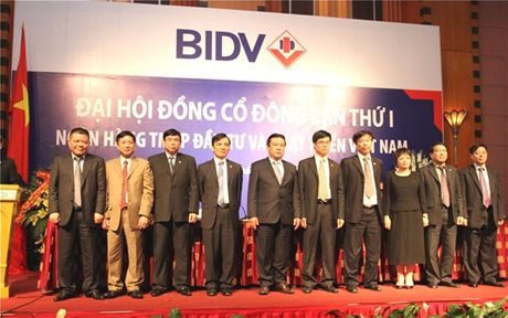 Snímek z prvního velkého setkání akcioná státní vietnamské banky BIDV v