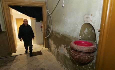 Mu vychází z nových záchod, které vybudovali v sedleckém kostele svaté Anny.