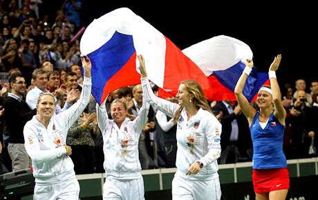 eské tenistky (zleva Lucie Hradecká, Andrea Hlaváková, Petra Kvitová a Lucie afáová) zahájí letoní Fed Cup ve stejné sestav, která loni vybojovala triumf.