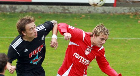 Pardubický Martin Hundák (vpravo) rozhodl utkání v Tinci (ilustraní snímek).