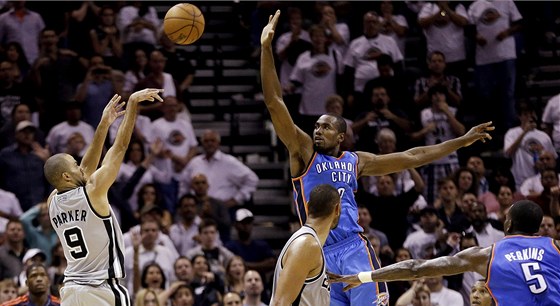 VÍTZNÁ TREFA. Tony Parker stílí, Serge Ibaka u jeho pokus nesíhá zablokovat.