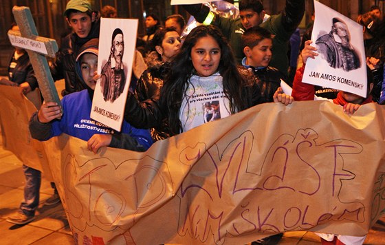 Prvod Rom, kteí v Ostrav poadovali rovná práva ve kolách. (7. 11. 2012)