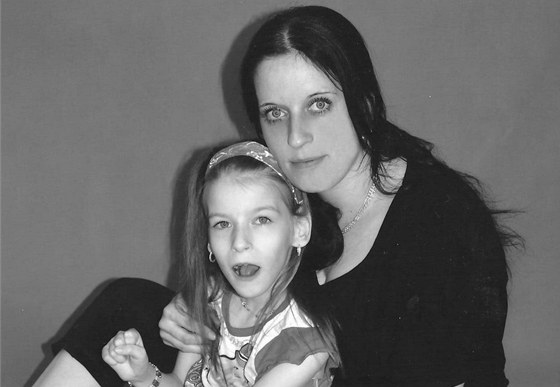 Desetiletá Dominika prodlala dtskou mozkovou obrnu. Její matka Vladislava