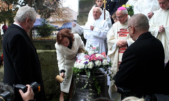 Livie Klausová tlue do zvonu, Milo Zeman tomu pihlíí.