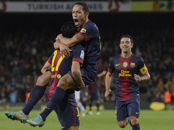 SKÓRUJÍCÍ OBRÁNCE. Fotbalisté Barcelony se radují z gólu Celt Vigo. Trefil se