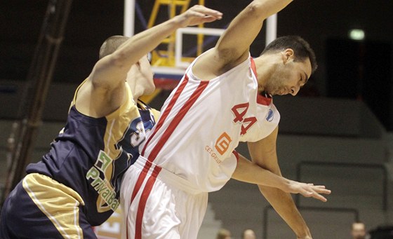 Miljan Pavkovi z Nymburku (vpravo) v utkání Eurocupu proti Pavlu Burenkovi z