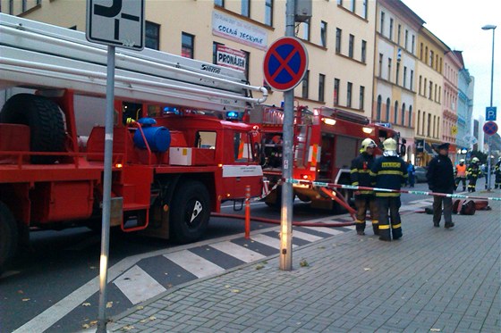 Policie kvli podezelému balíku evakuovala pilehlou ulici.