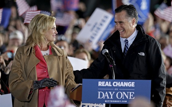 Mitt Romney a jeho ena Ann pi volební akci na letiti v Dubuque v Iow. (3.