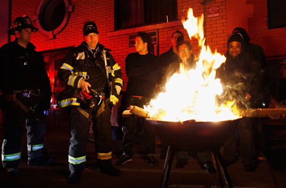 Obyvatelé Lower East Side v New Yorku si v grilu zapálili ohe, aby se zaháli.