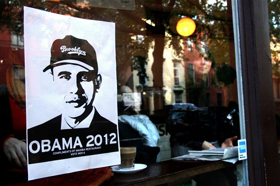 Erin O'Connorová v kavárn v Brooklynu. Na okn je vylepený portrét Baracka