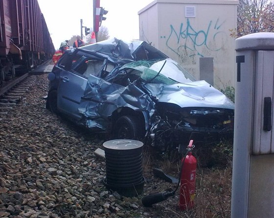 Tragická nehoda se stala na železničním přejezdu v Rožnově v Českých