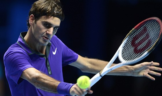 KONCENTRACE. Roger Federer v utkání proti Janku Tipsareviovi na Turnaji mistr