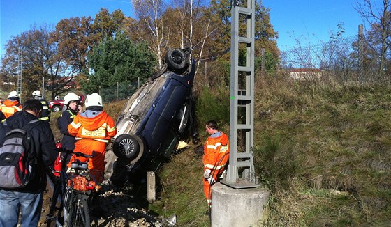 Stet automobilu s vlakem na elezniním pejezdu v obci Nedabyle na...