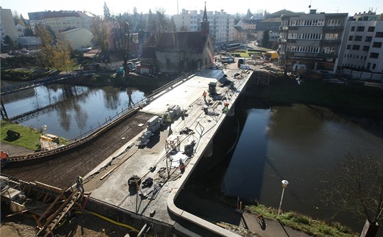 Stav oprav mostu v posledním říjnovém dnu roku 2012. Že tudy po měsíci a půl...