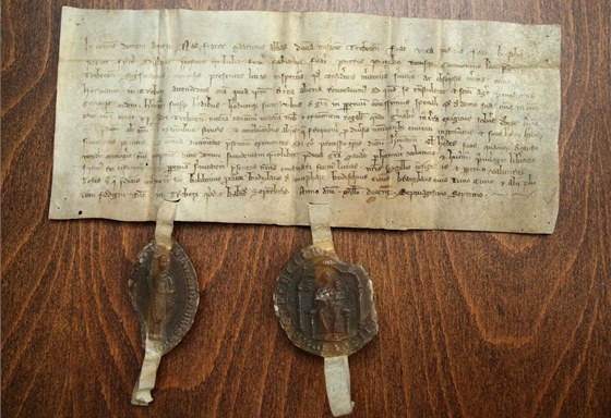 Ve speciálním trezoru uchovává tebíský archiv tento skvost z roku 1277 -