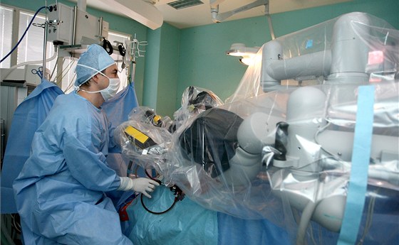 Robotická operace nádoru prostaty v Nemocnici svaté Zdislavy, kam jezdí