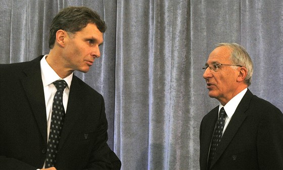 Nový pedseda eského olympijského výboru Jií Kejval (vlevo) a jeho pedchdce