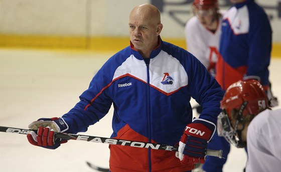 Trenér Tom Rowe na tréninku hokejist Jaroslavle ve Zlín 