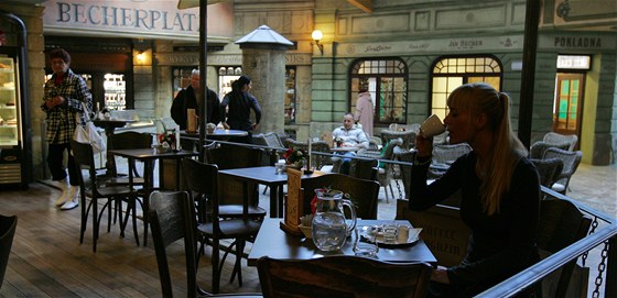 Jako ve francouzské kavárně. Becherplatz vrací návštěvníky do dob první republiky.