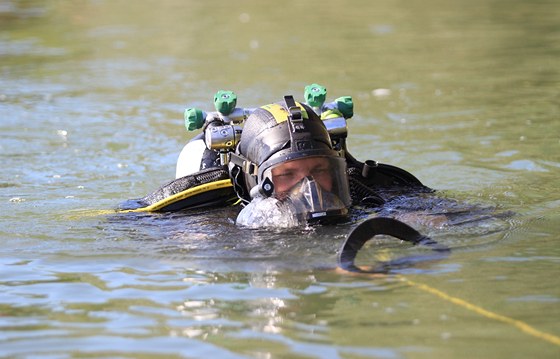 Tělo muže našli potápěči až před polednem. (Ilustrační snímek)