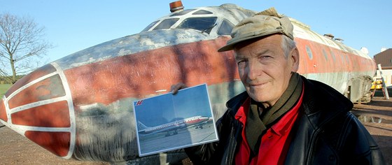 Karel Tarantík ukazuje letoun TU 104 na obrázku, který pochází jet z doby, kdy stroj létal u eskoslovenských aerolinií.