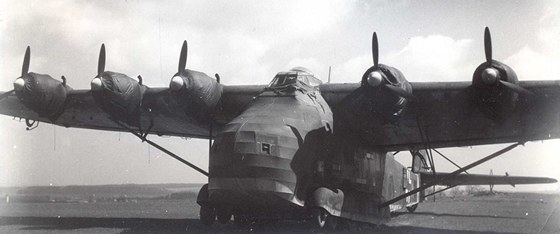 Obí estimotorový transportní letoun Messerschmitt Me 323 na letiti ve Skuti.