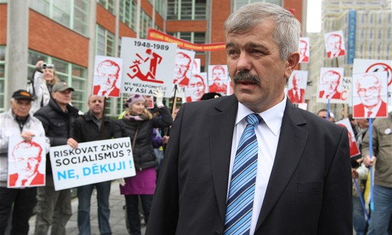 Poté, co se do krajské vlády v roce 2012 dostali i komunisté, provázely několik úvodních jednání zastupitelstva podobné protesty. Na snímku je krajský radní za KSČM Ivan Mařák.