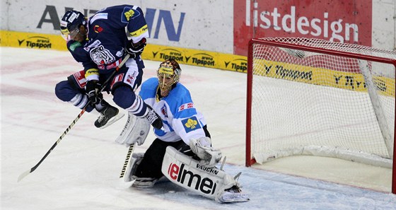 Liberecký útoník Wayne Simmonds ve výskoku krátce ped tím, ne pekonal