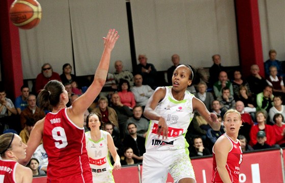 Brnnská basketbalistka Farhiya Abdiová útoí na ko Krakova.