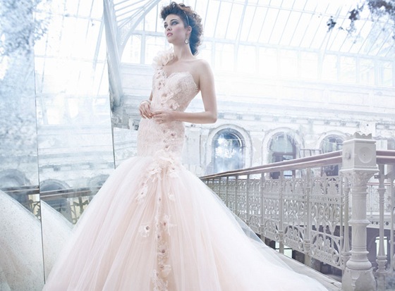 Hitem mezi svatebními šaty jsou modely v jemně růžových odstínech.