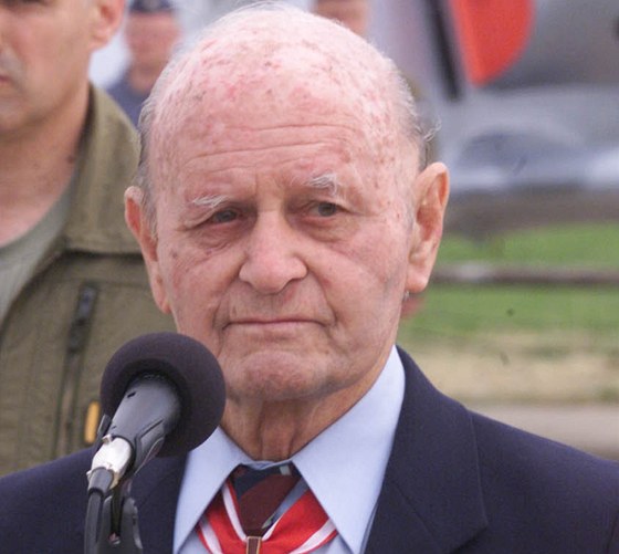 Generál Vladimír Nedvěd při projevu v květnu 2002