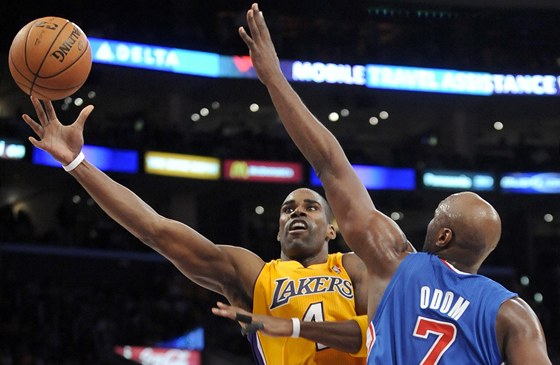 Antawn Jamison z LA Lakers útoí na ko LA Clippers pes Lamara Odoma.