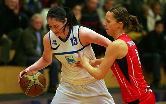 Karlovarská basketbalistka Orla O´Reillyová (vlevo) obchází Kateinu