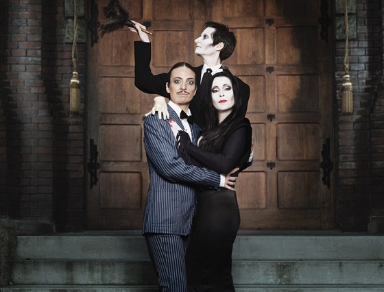 Kalendář Proměny 2013: Addamsova rodina v podání Chantal Poullain a Anny a...