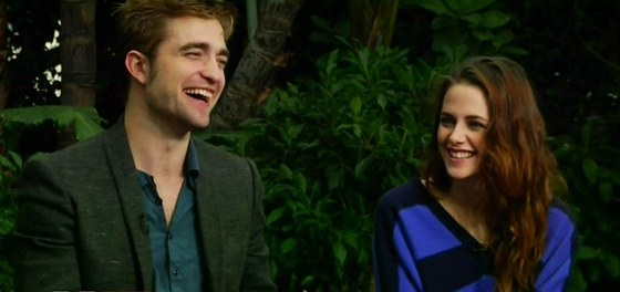 Robert Pattinson a Kristen Stewartová v MTV (1. listopadu 2012)