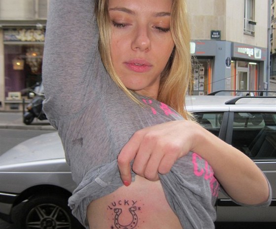 Scarlett Johanssonová má nové tetování.