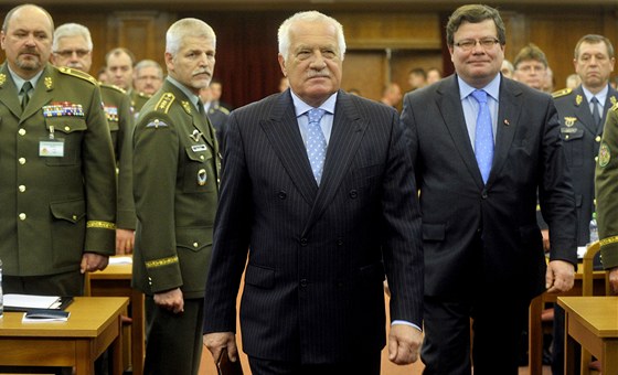 Prezident Václav Klaus a ministr obrany Alexandr Vondra na armádním velitelském