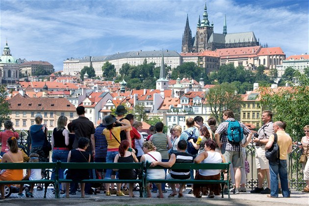 Turisté si uívají výhled na Praský hrad.