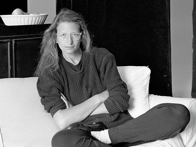 Při práci odkrývá zákulisí ikonických fotografií Annie Leibovitzové