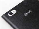 LG Optimus Vu: záda telefonu zdobí logo výrobce.