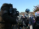 Novinái ekají na píjezd Mitta Romneyho k volební místnosti v Belmontu.
