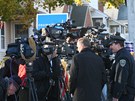 Novinái se pipravují na píjezd Mitta Romneyho k volební místnosti v Belmontu.