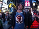 Píznivkyn Baracka Obamy sleduje v centru New Yorku zpravodajství z