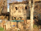 Mnohé zdevastované domy v Pedlicích zstávají voln pístupné. Zlodji kov je